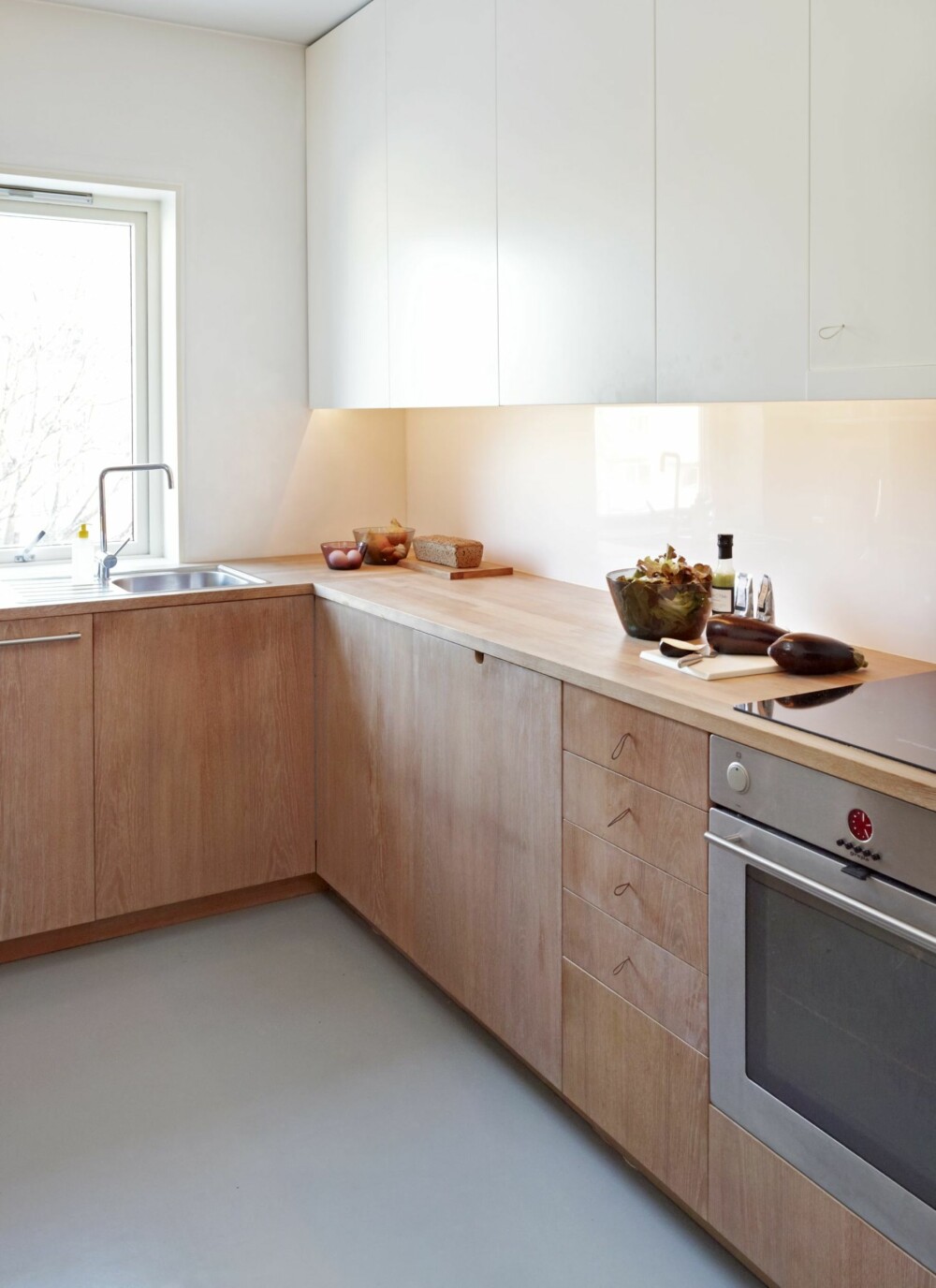 HELHVIT ARBEIDSSONE: Hvite overskapsfronter og hvitt akryl i sprutsonen maksimerer lysforholdene ved benken. HELHVIT ARBEIDSSONE: Hvite overskapsfronter og hvitt akryl i sprutsonen maksimerer lysforholdene ved benken.