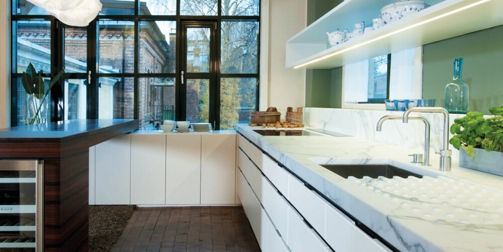 MARMOR MED OPPKANT: Oppkant har kommet tilbake i trendbildet. Her med marmorbenk. MARMOR MED OPPKANT: Oppkant har kommet tilbake i trendbildet. Her med marmorbenk.