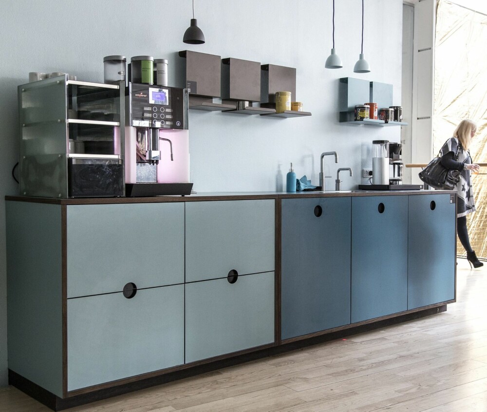 HELT ENKELT: Med våtromsmaling i sprutsonen kan kjøkkenet enkelt få en enhetlig stil. Legg merke til metallhyller / bokser på veggen over benken i farger som matcher kjøkkenet. HELT ENKELT: Med våtromsmaling i sprutsonen kan kjøkkenet enkelt få en enhetlig stil. Legg merke til metallhyller / bokser på veggen over benken i farger som matcher kjøkkenet.
