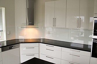 ENSFARGET GLASS: Glassplater uten mønster skaper et rent uttrykk. ENSFARGET GLASS: Glassplater uten mønster skaper et rent uttrykk.