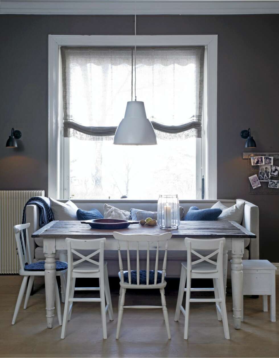 SAMLINGSPUNKT: Spisebord med sofa bidrar til lange og avslappede måltider. Aina fant sofa med høye bein hos Slettvoll. Pinnestolene er fra Fretex. Den industrielle emaljerte lampen fra Palma gir godt lys ned på bordplaten. Aina sier hennes stil er en blanding av kontinentalt, industrielt og romantisk. Liftgardinen er fra JAB siler lyset inn i rommet. SAMLINGSPUNKT: Spisebord med sofa bidrar til lange og avslappede måltider. Aina fant sofa med høye bein hos Slettvoll. Pinnestolene er fra Fretex. Den industrielle emaljerte lampen fra Palma gir godt lys ned på bordplaten. Aina sier hennes stil er en blanding av kontinentalt, industrielt og romantisk. Liftgardinen er fra JAB siler lyset inn i rommet.