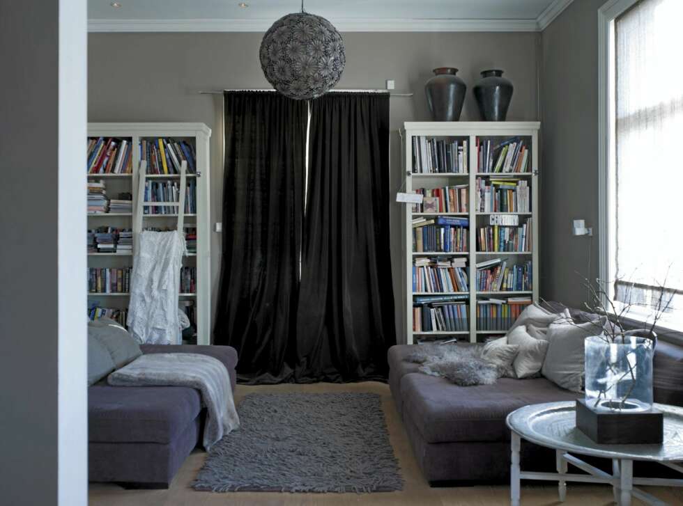 FAVORITTHULE: I tv-stuen kan barna boltre seg i muldvarpfargede sofaer uten at det gjør noe. Lampen i taket er laget av skjell og er fra Oggi Design. Sofaene Furninova er fra Bohus, og fargen på veggen er Marrackech fra Jotun. FAVORITTHULE: I tv-stuen kan barna boltre seg i muldvarpfargede sofaer uten at det gjør noe. Lampen i taket er laget av skjell og er fra Oggi Design. Sofaene Furninova er fra Bohus, og fargen på veggen er Marrackech fra Jotun.