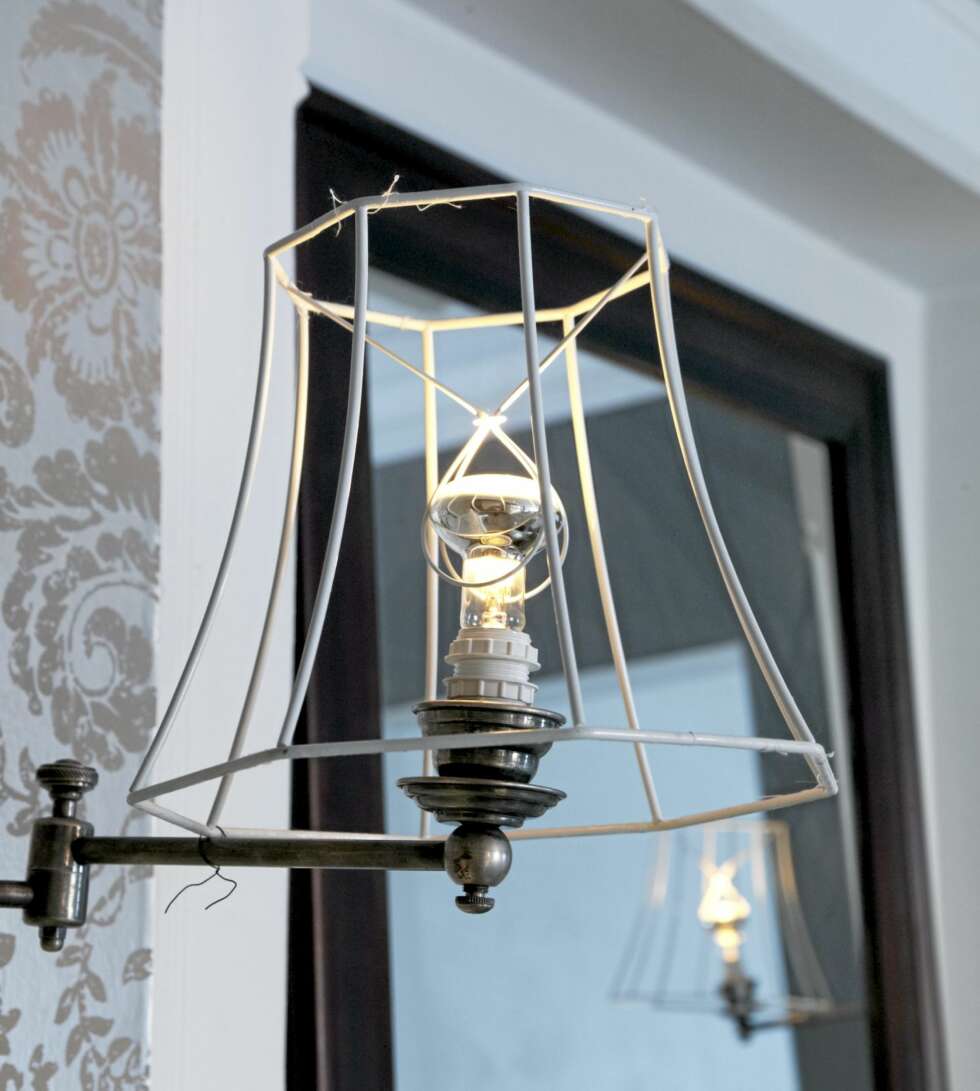 LETTKLEDD LAMPE: Interiørdesigneren har ribbet en gammel lampe for tekstilet. resultatet er blitt en original vegglampe. Aina har brukt en glødepære med sølv på undersiden for å gjøre lyset mykere. LETTKLEDD LAMPE: Interiørdesigneren har ribbet en gammel lampe for tekstilet. resultatet er blitt en original vegglampe. Aina har brukt en glødepære med sølv på undersiden for å gjøre lyset mykere.