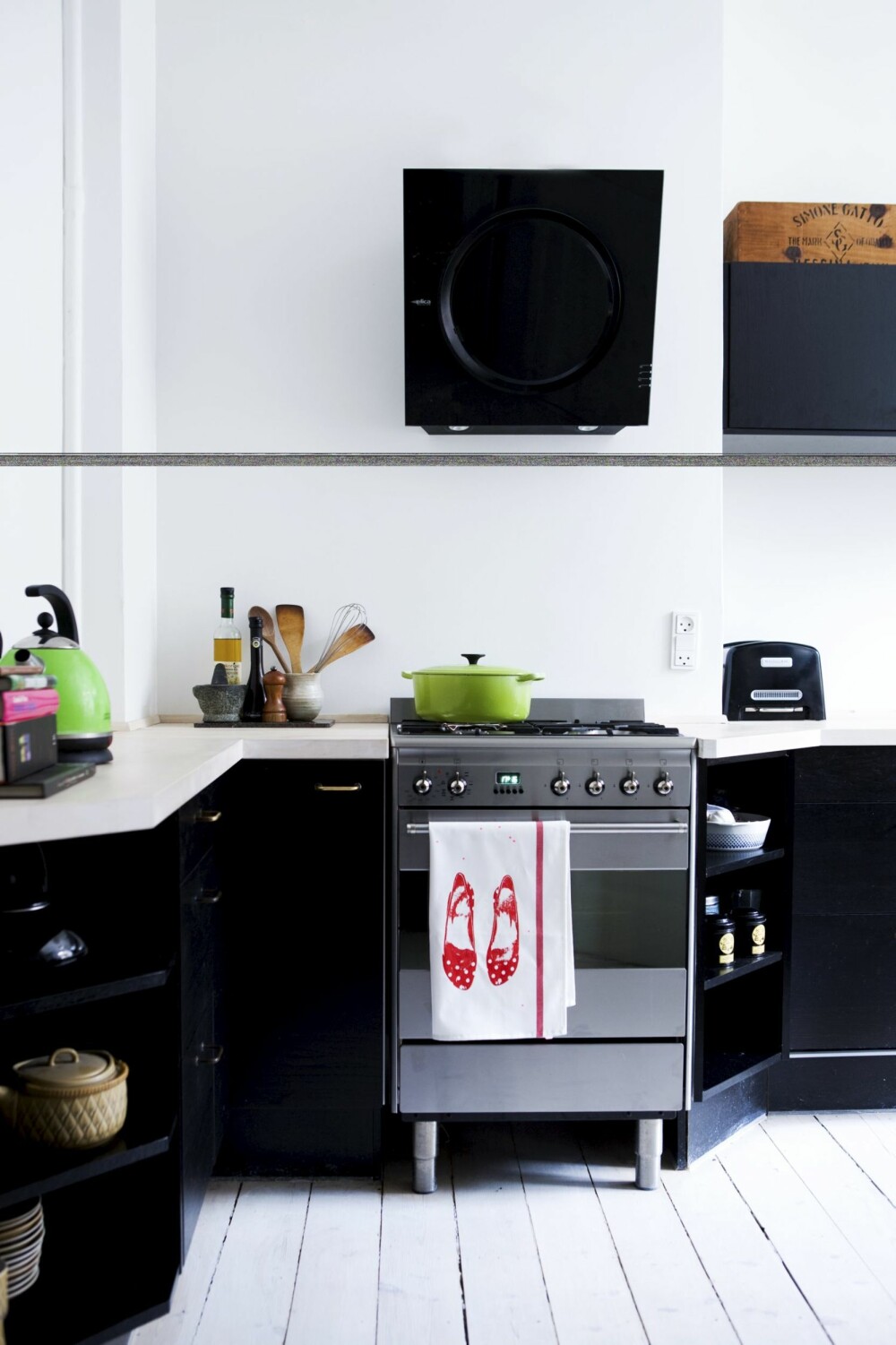 TILSKÅRET BENKEPLATE: For å unngå for mange kanter ble benkeplaten skåret sånn at kjøkkenet ble mer sammenhengende. Skapene og benkeplaten
i bøk er fra Ikea, gass-komfyren med pizzafunksjon fra Smeg. Kjøkken-
viften Eico Mini Om fra lavpriskoekken.dk. TILSKÅRET BENKEPLATE: For å unngå for mange kanter ble benkeplaten skåret sånn at kjøkkenet ble mer sammenhengende. Skapene og benkeplaten
i bøk er fra Ikea, gass-komfyren med pizzafunksjon fra Smeg. Kjøkken-
viften Eico Mini Om fra lavpriskoekken.dk.