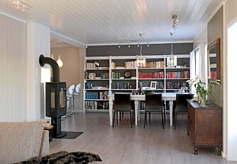ÅPENT. Spisebordet fra Living har plass til mange. Fargen bak bokhyllene er matt "Sober" fra Lady. På gulvet er det lagt klikklaminat med eikemønster. ÅPENT. Spisebordet fra Living har plass til mange. Fargen bak bokhyllene er matt "Sober" fra Lady. På gulvet er det lagt klikklaminat med eikemønster.