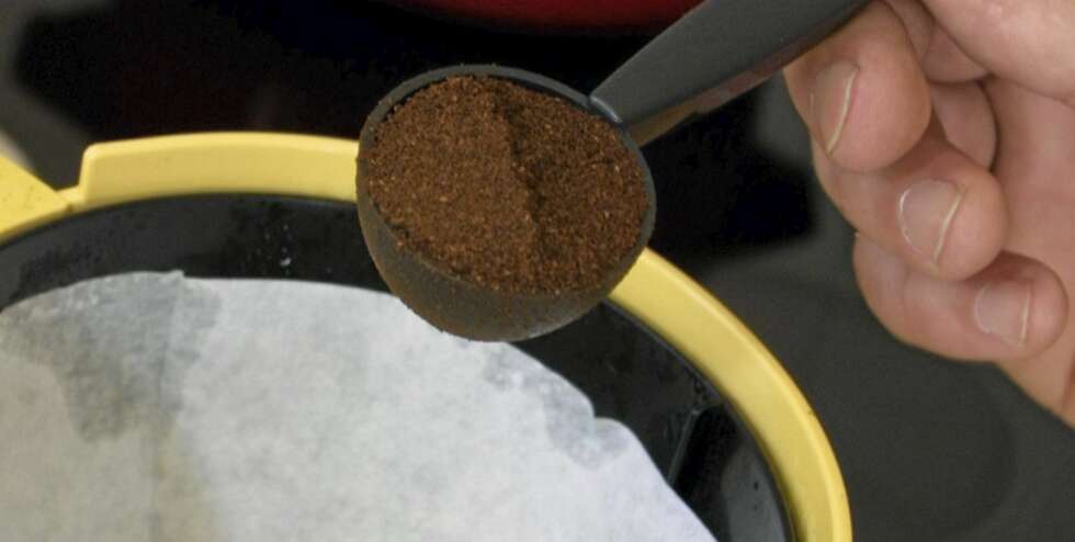 MÅLESKJE: Har du en måleskje tilgjengelig får du det rette forholdet mellom kaffe og vann. MÅLESKJE: Har du en måleskje tilgjengelig får du det rette forholdet mellom kaffe og vann.