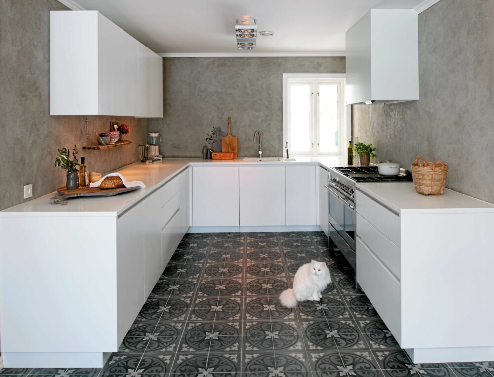 U-FORMET KJØKKEN: Innredningen er fra Multiform, benkeplaten er i Corian, flisene er kjøpt på Marrakech Design. U-FORMET KJØKKEN: Innredningen er fra Multiform, benkeplaten er i Corian, flisene er kjøpt på Marrakech Design.