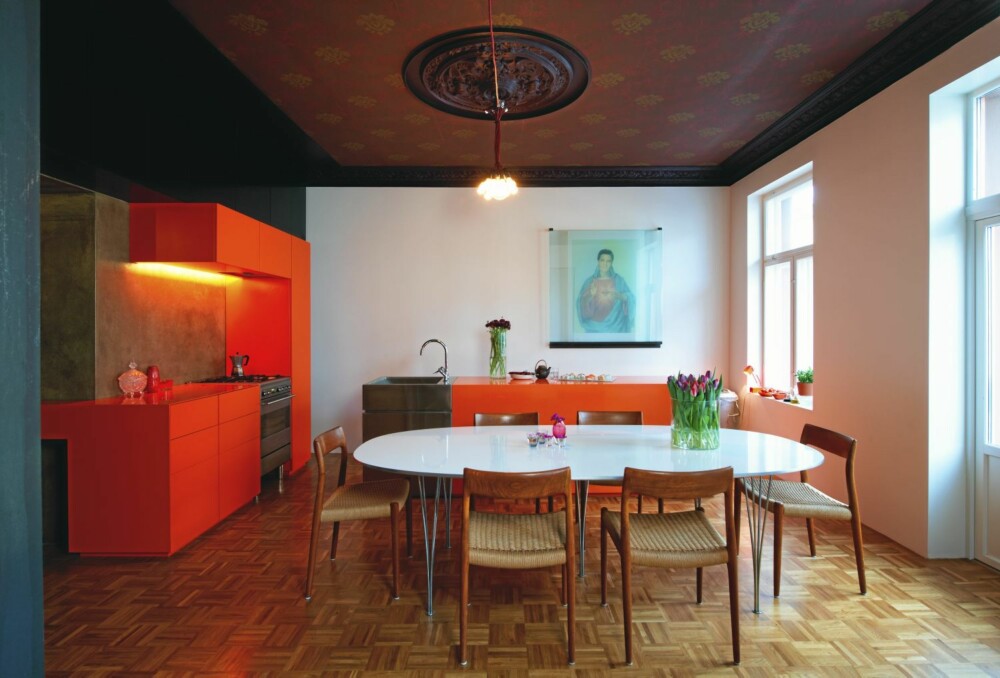 KULE KONTRASTER: Den mandarinfargete innredningen tegnet av beboerne er laget av mdf og Corian. Overskap av brune forskalingsplater. Veggen over arbeidsbenken er i brettskurt betong. KULE KONTRASTER: Den mandarinfargete innredningen tegnet av beboerne er laget av mdf og Corian. Overskap av brune forskalingsplater. Veggen over arbeidsbenken er i brettskurt betong.