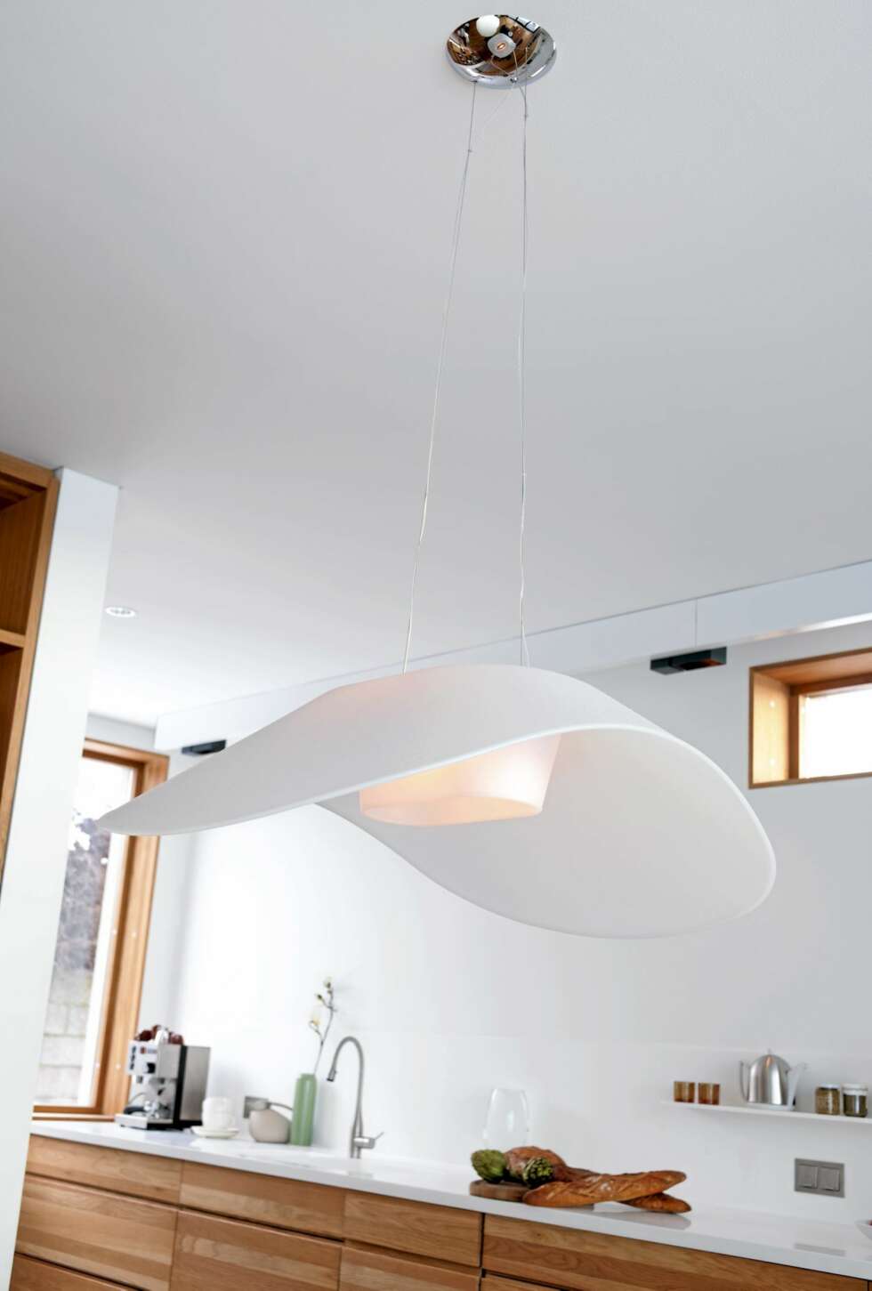 SVEVENDE: Fly-fly-lampen fra Foscarini virker vektløs der den henger i to tynne, hvite tråder. SVEVENDE: Fly-fly-lampen fra Foscarini virker vektløs der den henger i to tynne, hvite tråder.