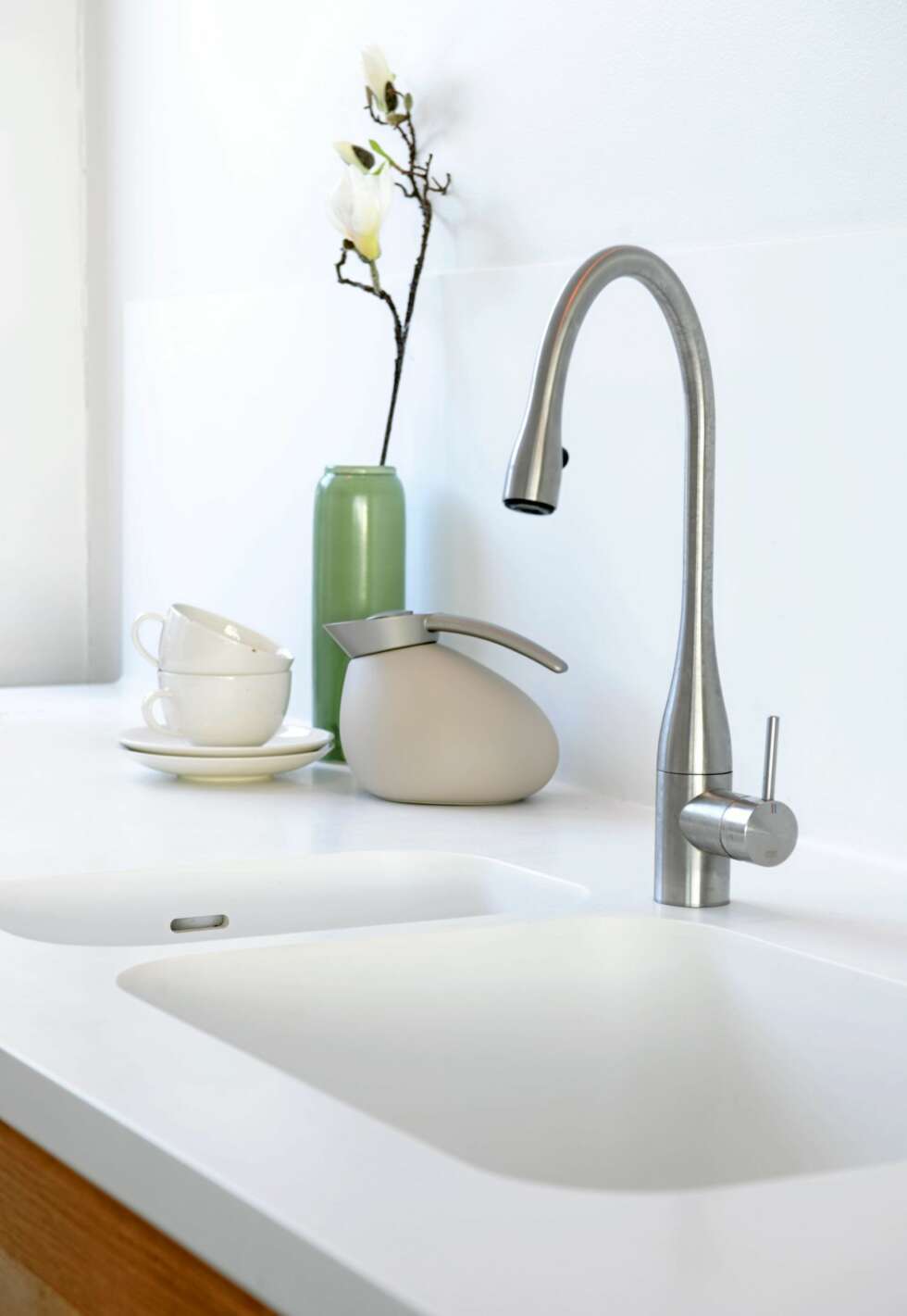 MATSJENDE MILØ: Den syv meter lange corianbenken med ditto bakvegg er designet av L.A. Hole. Georg Jensen kaffekanne, Arabia kaffekopper og KWC vannkran. MATSJENDE MILØ: Den syv meter lange corianbenken med ditto bakvegg er designet av L.A. Hole. Georg Jensen kaffekanne, Arabia kaffekopper og KWC vannkran.