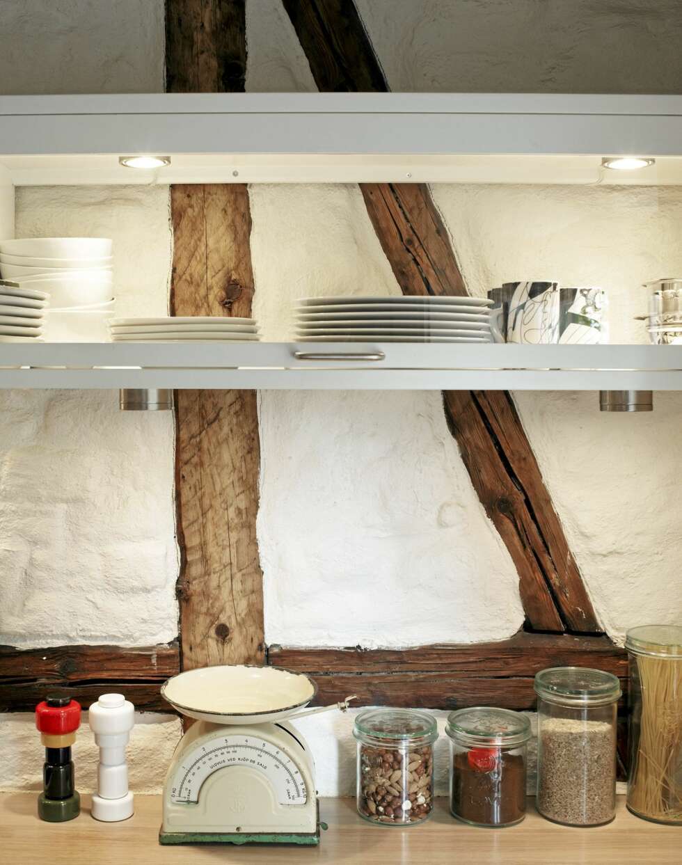 ÅPENT SKAP: Skap en bakvegg, men med dør i glass som hindrer at støvet kommer inn. ÅPENT SKAP: Skap en bakvegg, men med dør i glass som hindrer at støvet kommer inn.