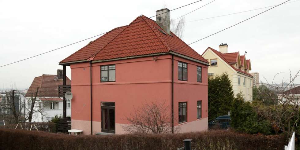 FRA GULT TIL..?:Da huset ble malt fra gult til rosa (rødt?) for tre år siden, var det Kjersti som plukket ut fargeprøvene og Roger som valgte blant dem. FRA GULT TIL..?:Da huset ble malt fra gult til rosa (rødt?) for tre år siden, var det Kjersti som plukket ut fargeprøvene og Roger som valgte blant dem.