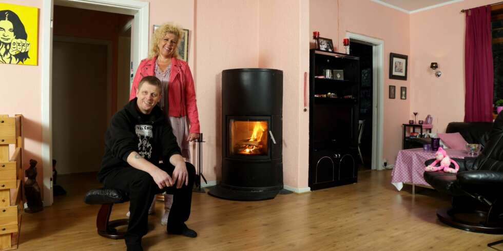 SVART OG ROSA: Roger Vilslund og Kjersti Bråthen Vilslund har bodd i huset i alle de 26 årene de har vært gift. Stuen er som dem: Svart og rosa. SVART OG ROSA: Roger Vilslund og Kjersti Bråthen Vilslund har bodd i huset i alle de 26 årene de har vært gift. Stuen er som dem: Svart og rosa.