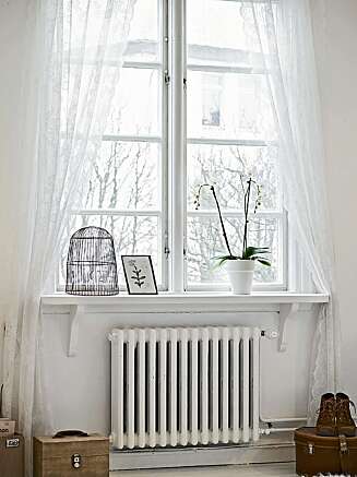 BLONDEGARDINER: De store vinduene slipper inn godt med lys og rammes inn av nette blondegardiner som står i stil til det landlige uttrykket BLONDEGARDINER: De store vinduene slipper inn godt med lys og rammes inn av nette blondegardiner som står i stil til det landlige uttrykket