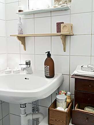 OPPBEVARING: På det lille badet har eieren hyller og esker til oppbevaring OPPBEVARING: På det lille badet har eieren hyller og esker til oppbevaring