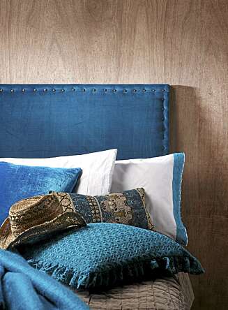 Sengeteppet Precious velvet, 150 x 260 cm, kr 599, Vijay pledd, 130 x 170 cm, kr 349, blå fløyelspute, 45 x 45 cm, kr 129, hvitt Amanda putetrekk, 50 x 70 cm, kr 59, Lace Crochet putetrekk (hvitt med
blå heklet dekor), 50 x 70 cm, kr 59, blåmønstret Chennai pyntepute,
30 x 50 cm, kr 129, blå Carnaby pute, 50 x 50 cm, kr 99, alt fra Kid Interiør. Stråhatt, kr 129, Accessorize. Sengeteppet Precious velvet, 150 x 260 cm, kr 599, Vijay pledd, 130 x 170 cm, kr 349, blå fløyelspute, 45 x 45 cm, kr 129, hvitt Amanda putetrekk, 50 x 70 cm, kr 59, Lace Crochet putetrekk (hvitt med
blå heklet dekor), 50 x 70 cm, kr 59, blåmønstret Chennai pyntepute,
30 x 50 cm, kr 129, blå Carnaby pute, 50 x 50 cm, kr 99, alt fra Kid Interiør. Stråhatt, kr 129, Accessorize.