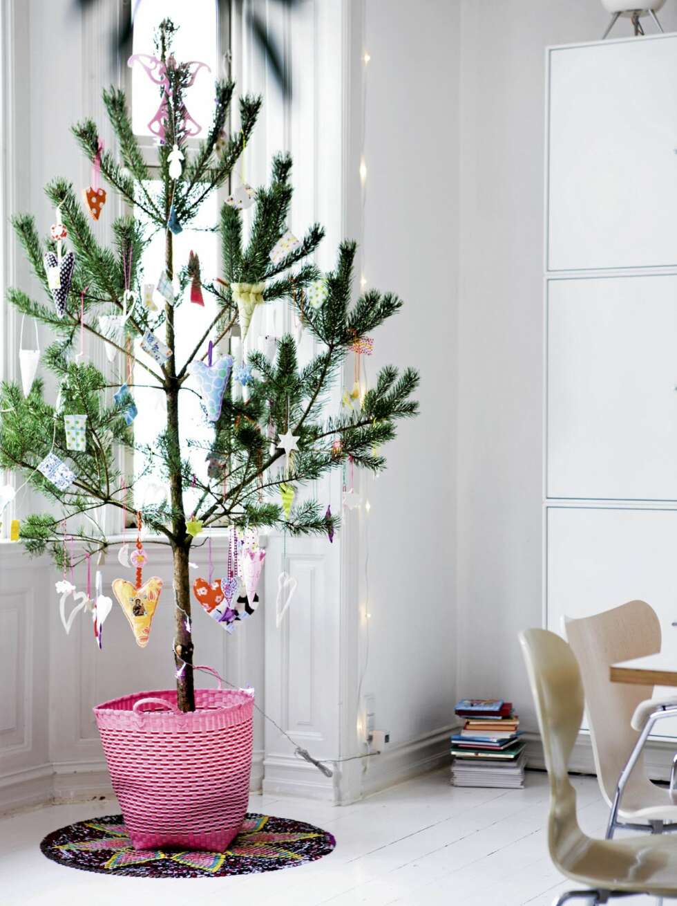 SELVHUGGET TRE: Familien hugger alltid sitt eget juletre. Hva slags tre de har skifter fra år til år. Juletreteppet er fra 1000 Ting. SELVHUGGET TRE: Familien hugger alltid sitt eget juletre. Hva slags tre de har skifter fra år til år. Juletreteppet er fra 1000 Ting.