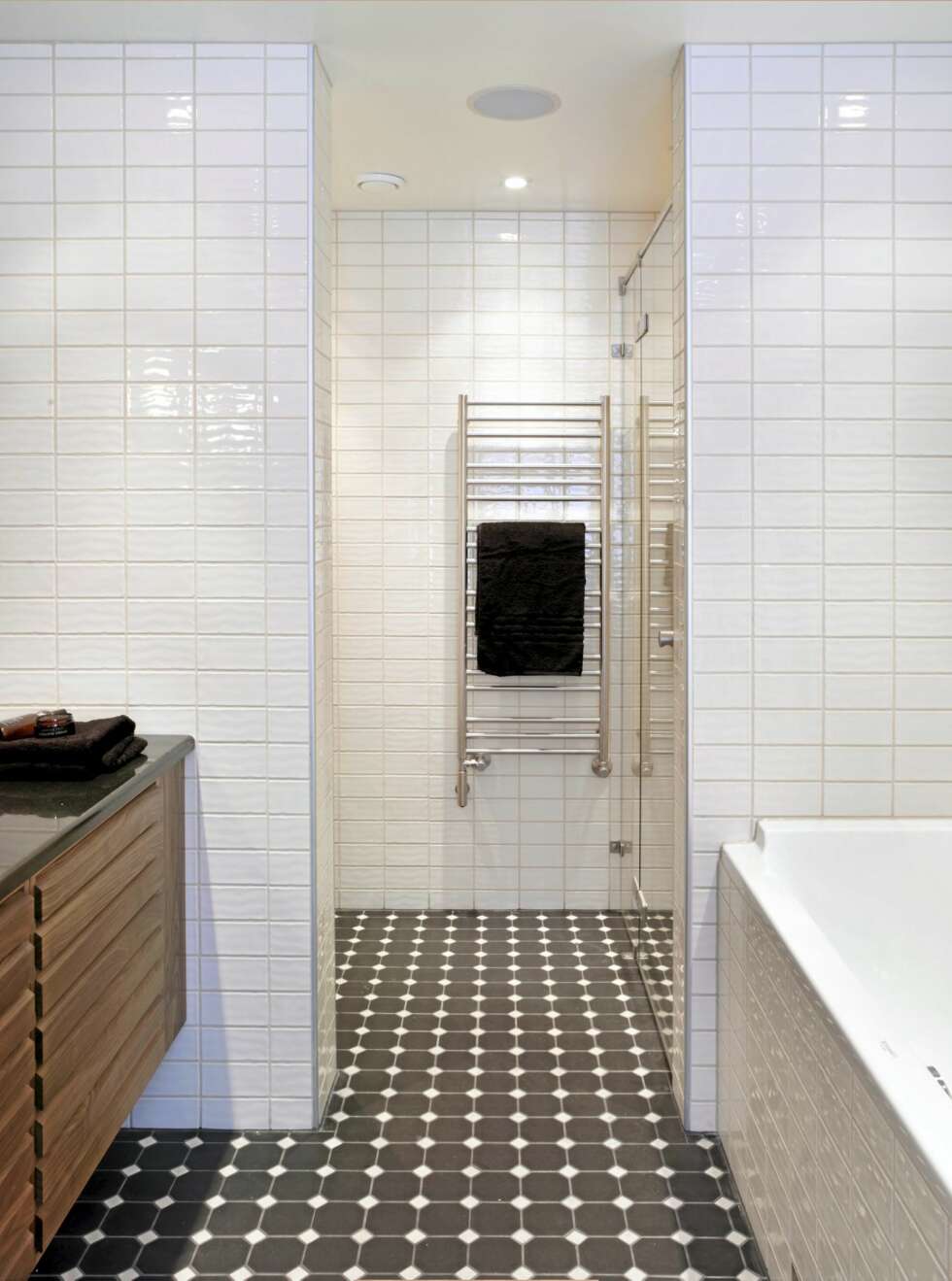 TO SONER: Når man kommer inn på badet, ser man verken toalett Eller dusj. De funksjonene er trukket tilbake og skjermet bak hver sin
halvvegg. Den vegghengte innredningen strekker seg fra vegg til vegg. TO SONER: Når man kommer inn på badet, ser man verken toalett Eller dusj. De funksjonene er trukket tilbake og skjermet bak hver sin
halvvegg. Den vegghengte innredningen strekker seg fra vegg til vegg.
