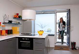 INGEN BUFFER: Boligen har ingen buffersone; man kommer rett inn i
hovedrommet. Kjøkkenet fra Ikea brukes også som hjemmekontor. INGEN BUFFER: Boligen har ingen buffersone; man kommer rett inn i
hovedrommet. Kjøkkenet fra Ikea brukes også som hjemmekontor.