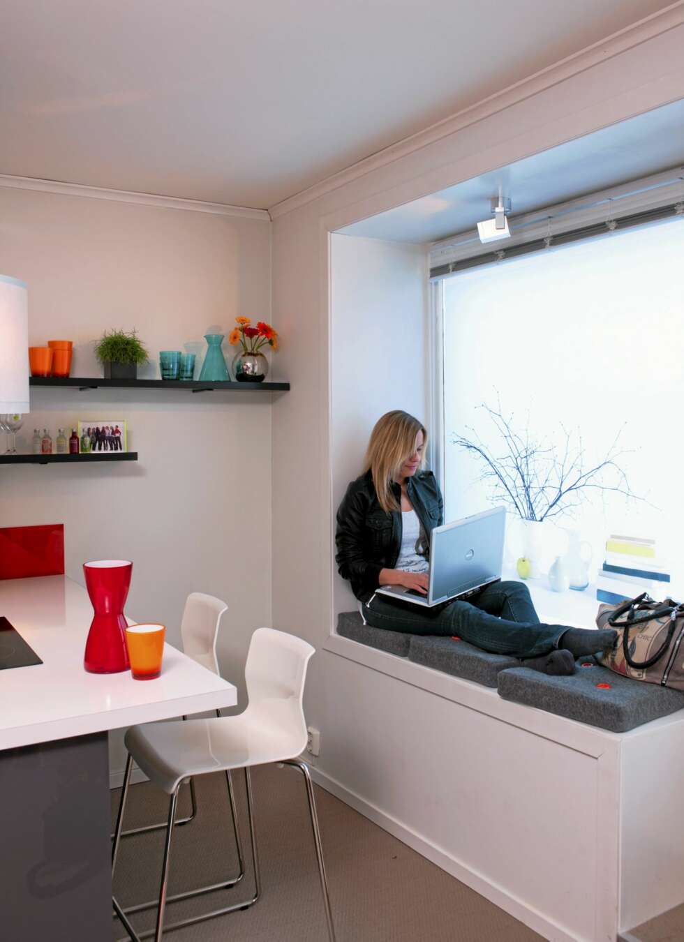 FAST PLASS: Den dype vinduskarmen er blitt et fast arbeidssted for beboeren. Her er det lysest, og her er mobildekningen best. FAST PLASS: Den dype vinduskarmen er blitt et fast arbeidssted for beboeren. Her er det lysest, og her er mobildekningen best.