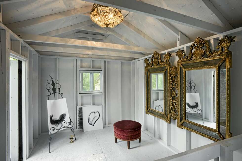 STUDIO: På den gamle gården har Dagnal også innredet et atelier. STUDIO: På den gamle gården har Dagnal også innredet et atelier.