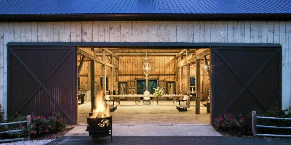GAMLE MATERIALER: Låven på gården er laget av over 100 år gammelt tømmer. Det 7,5 lange bordet er også laget av gamle materialer. GAMLE MATERIALER: Låven på gården er laget av over 100 år gammelt tømmer. Det 7,5 lange bordet er også laget av gamle materialer.