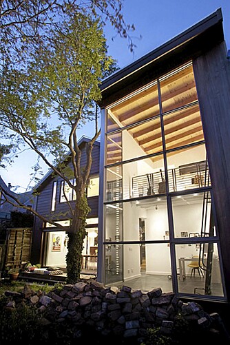GLASS: På baksiden av huset har arkitektene bygget på et glasstårn GLASS: På baksiden av huset har arkitektene bygget på et glasstårn