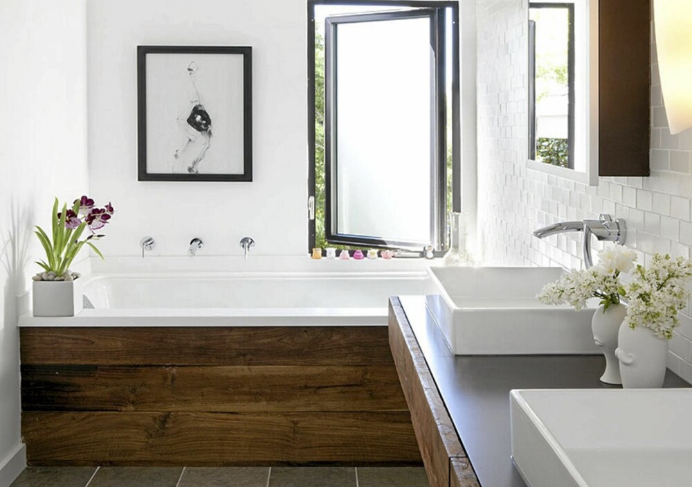 BAD: På badet har arkitektene brukt gammelt treverk fra hytta på servanten og badekaret BAD: På badet har arkitektene brukt gammelt treverk fra hytta på servanten og badekaret