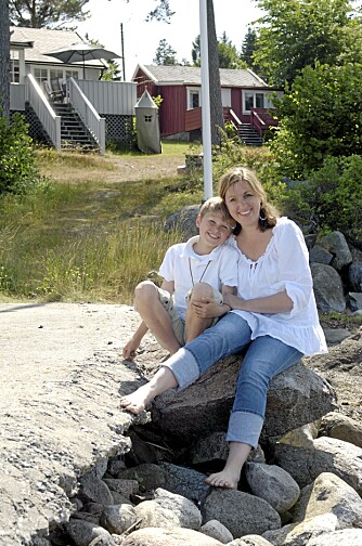 SOMMERIDYLL. Christine Fikseaunet og sønnen Theo har akkurat startet en lang sommer på hytta. Ved siden av hytta står det røde annekset med gjesteplasser og oppbevaringsplass. SOMMERIDYLL. Christine Fikseaunet og sønnen Theo har akkurat startet en lang sommer på hytta. Ved siden av hytta står det røde annekset med gjesteplasser og oppbevaringsplass.