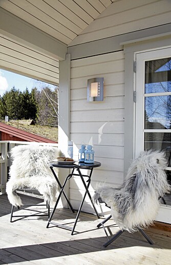 KOSELIG UTEPLASS: På terrassen er det en koselig uteplass med myke saueskinn. KOSELIG UTEPLASS: På terrassen er det en koselig uteplass med myke saueskinn.