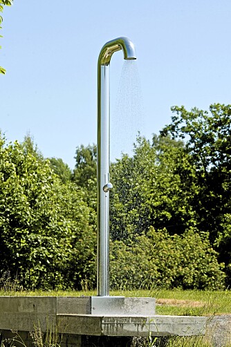 STRAM. Den skulpturelle utedusjen er laget hos Plathans i Tønsberg. STRAM. Den skulpturelle utedusjen er laget hos Plathans i Tønsberg.