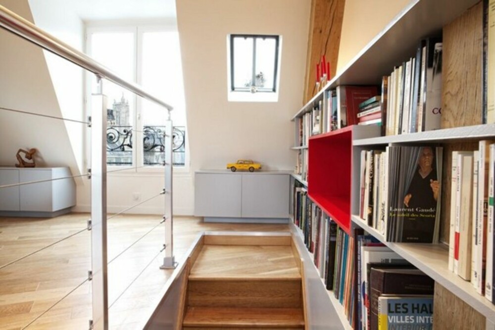 GLASS: Rekkverket i trappen ble byttet ut med glass for å holde på den moderne følelsen. GLASS: Rekkverket i trappen ble byttet ut med glass for å holde på den moderne følelsen.