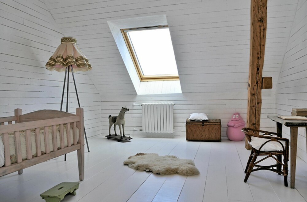 ROMANTISK ROM: Barneværelset har romantiske farger og innredning i en gammeldags stil som harmonerer med huset ROMANTISK ROM: Barneværelset har romantiske farger og innredning i en gammeldags stil som harmonerer med huset