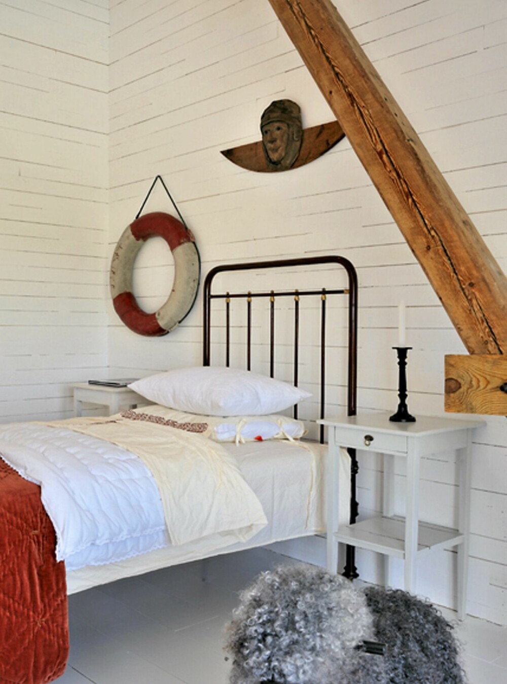 MARITIME DETALJER: Gården, som ligger ved sjøen, er full av enkle, maritime detaljer MARITIME DETALJER: Gården, som ligger ved sjøen, er full av enkle, maritime detaljer