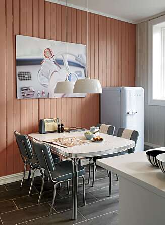 RETRO: Bord og stoler fant Malka og Lars hos Ruths66. Kjøleskapet fra SMEG har samme farge som glassplaten over kjøkkenbenken. Bildet er fra Luth & Co. RETRO: Bord og stoler fant Malka og Lars hos Ruths66. Kjøleskapet fra SMEG har samme farge som glassplaten over kjøkkenbenken. Bildet er fra Luth & Co.
