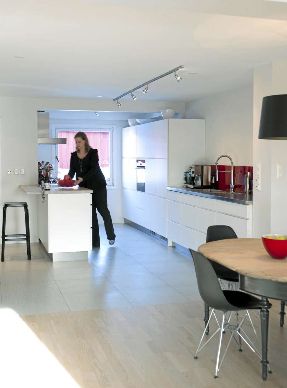 GLATTE FLATER. Kjøkkenet ble åpent og fikk nær tilknytning til spisestuen. Innredning fra Kvik, og kjøkkenkrakk Steelwood fra Magis.De keramiske flisene Melange er fra L-Flis & Interiør. GLATTE FLATER. Kjøkkenet ble åpent og fikk nær tilknytning til spisestuen. Innredning fra Kvik, og kjøkkenkrakk Steelwood fra Magis.De keramiske flisene Melange er fra L-Flis & Interiør.
