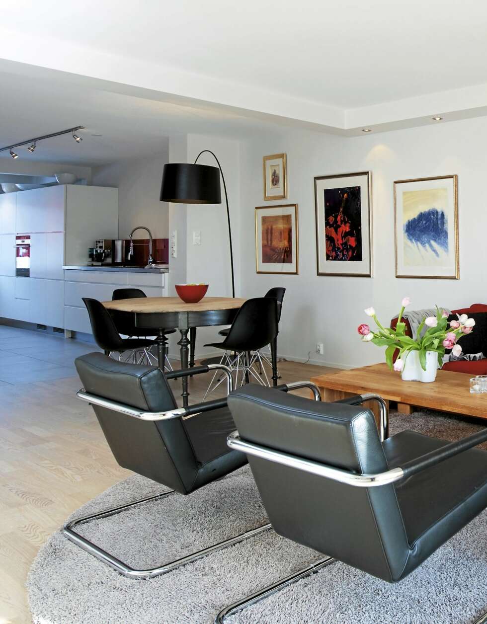 ÅPEN LØSNING. Twiggy lampe over arvet spisebord. Eams spisestuestoler og teppe udner salongbordet fra Jab. De svarte rørstolene var med på flyttelasset. ÅPEN LØSNING. Twiggy lampe over arvet spisebord. Eams spisestuestoler og teppe udner salongbordet fra Jab. De svarte rørstolene var med på flyttelasset.