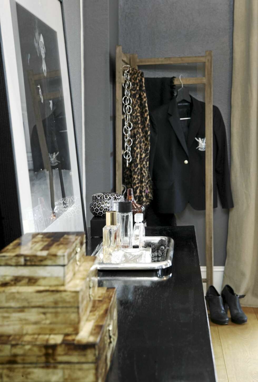 EFFEKTER: Åpen og enkel garderobe fra Ikea. På den blanke konsollen er det dandert røffe skrin, flasker og skåler. EFFEKTER: Åpen og enkel garderobe fra Ikea. På den blanke konsollen er det dandert røffe skrin, flasker og skåler.
