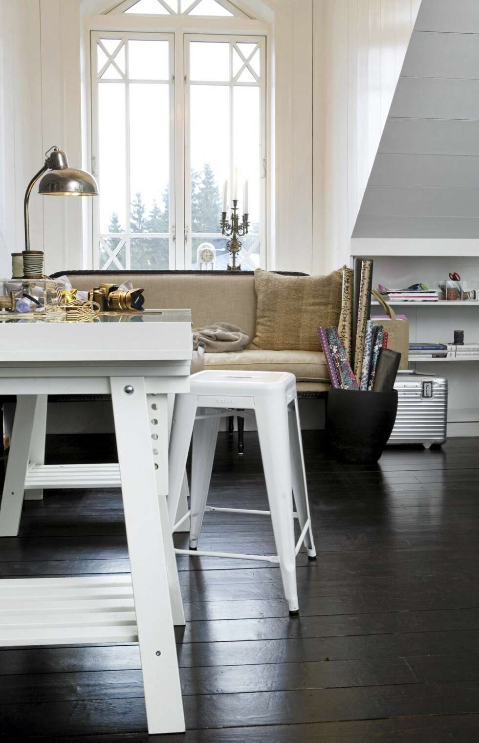ARBEIDSDEL: I tilknytning til soverommet er det et hobby og arbeidsrom. Sofa fra Epok Interiør, bord fra Ikea og Tolix-stol fra Kvist. Plankegulvet er beiser med fire lag matt lakk. ARBEIDSDEL: I tilknytning til soverommet er det et hobby og arbeidsrom. Sofa fra Epok Interiør, bord fra Ikea og Tolix-stol fra Kvist. Plankegulvet er beiser med fire lag matt lakk.