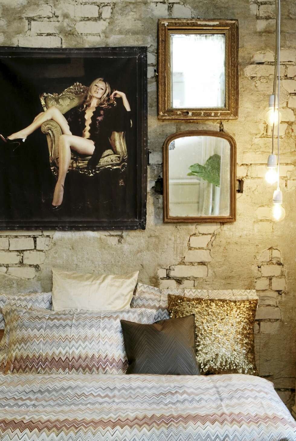 KULE KATE: Motivet av supermodellen er velkjent. Ved nærmere ettersyn oppdager man at kunstneren har malt direkte på det ikoniske fotografiet. Bildet er en bryllupsgave. Sengetøy fra Missoni, Milla Boutique. Puter fra Missoni, Dis i Stockholm og Fretex. KULE KATE: Motivet av supermodellen er velkjent. Ved nærmere ettersyn oppdager man at kunstneren har malt direkte på det ikoniske fotografiet. Bildet er en bryllupsgave. Sengetøy fra Missoni, Milla Boutique. Puter fra Missoni, Dis i Stockholm og Fretex.