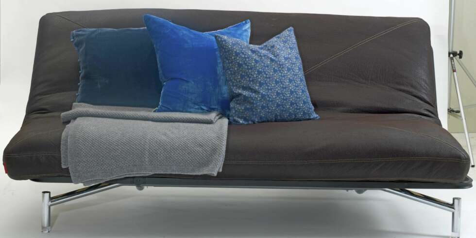 UNGDOMMELIG: Tøff sofa i lærtekstil fra danske Innovation. 140 x 200 cm, kr 8795, Blåmann. Puter, kr 498 og 598, Bolina. UNGDOMMELIG: Tøff sofa i lærtekstil fra danske Innovation. 140 x 200 cm, kr 8795, Blåmann. Puter, kr 498 og 598, Bolina.