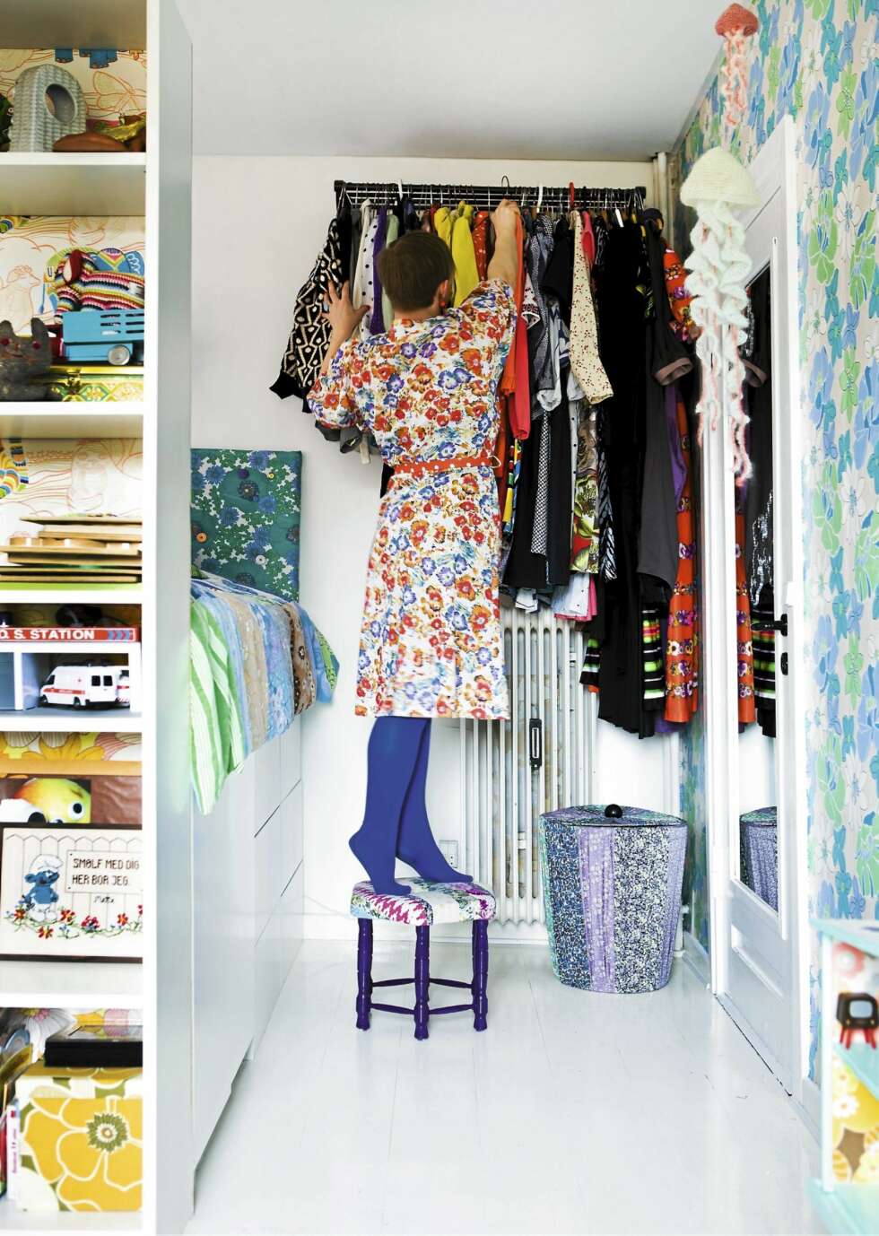 DELT MED IKEA-HYLLE: To Billy-bokhyller ble romedeler. Skammelen er malt i Interiør glans 70, fargekode 1448 fra Flügger. Sengen er montert opp på tre Bestå-kommoder og ett Faktum kjøkkenunderskap. Alle møblene er fra Ikea. DELT MED IKEA-HYLLE: To Billy-bokhyller ble romedeler. Skammelen er malt i Interiør glans 70, fargekode 1448 fra Flügger. Sengen er montert opp på tre Bestå-kommoder og ett Faktum kjøkkenunderskap. Alle møblene er fra Ikea.
