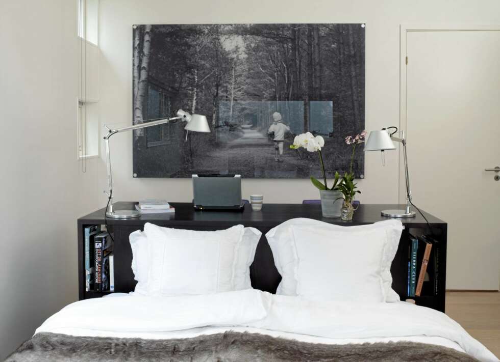 FOTO PÅ AKRYLGLASS: Fotografiet er trykket på en plate av akrylglass
og festet til veggen med kraftige bolter, kr 7000, Allkopi. FOTO PÅ AKRYLGLASS: Fotografiet er trykket på en plate av akrylglass
og festet til veggen med kraftige bolter, kr 7000, Allkopi.