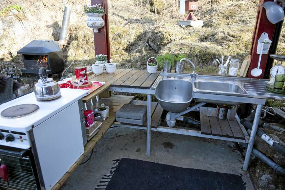 ENKELT OG GREIT: Så enkelt kan det gjøres, og så blir hyttelivet mye enklere enn før. Nå kan regnskurene bare komme, det holder seg tørt under overbygget. ENKELT OG GREIT: Så enkelt kan det gjøres, og så blir hyttelivet mye enklere enn før. Nå kan regnskurene bare komme, det holder seg tørt under overbygget.