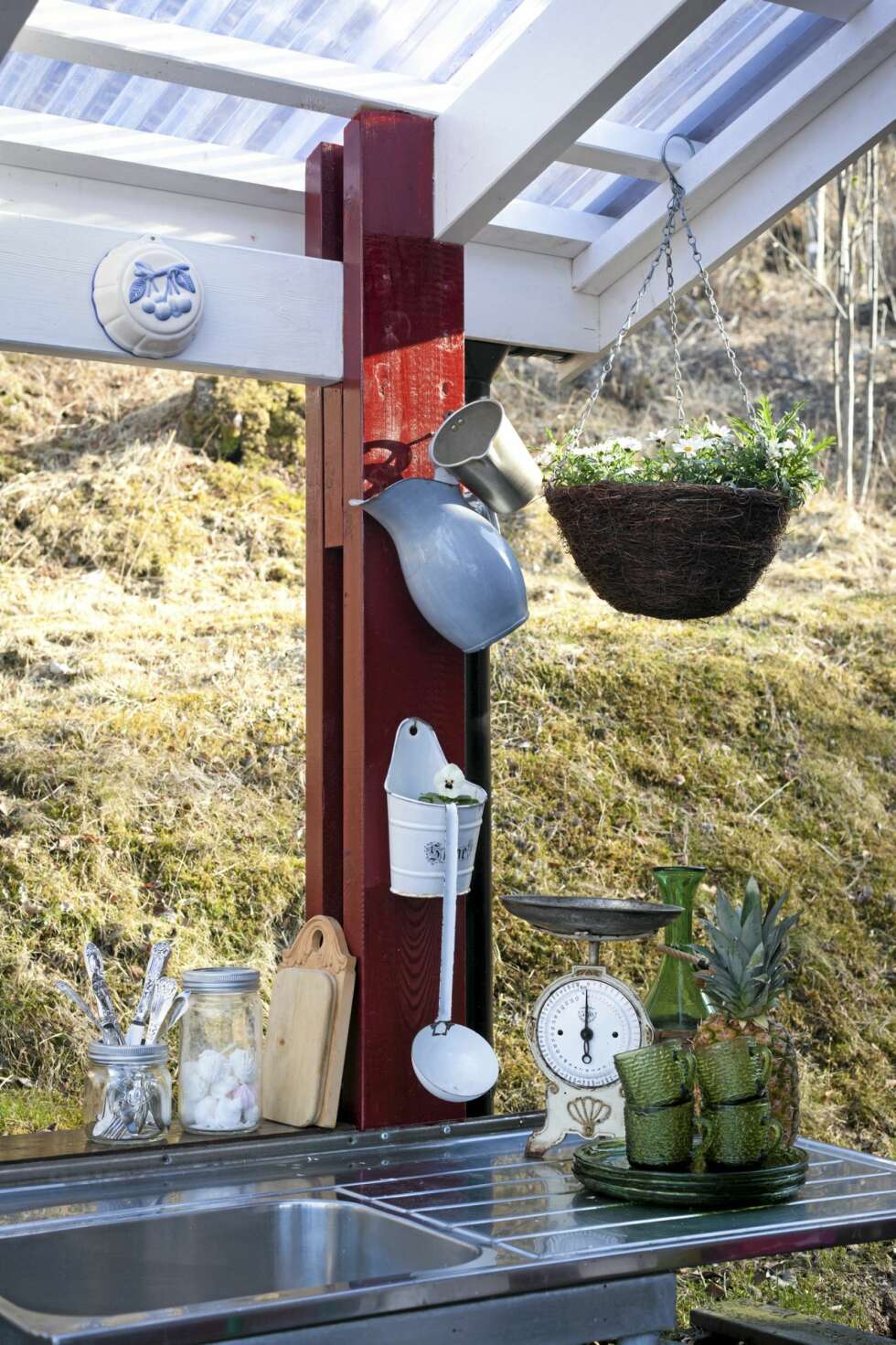 GAMLE GJENSTANDER: Ta gjerne ut noen gamle gjenstander som du kanskje har stående på hytta. Det skaper et lunt og koselig hyttemiljø på uteplassen, råder interiørdesigner Kirsten Ivarsson GAMLE GJENSTANDER: Ta gjerne ut noen gamle gjenstander som du kanskje har stående på hytta. Det skaper et lunt og koselig hyttemiljø på uteplassen, råder interiørdesigner Kirsten Ivarsson