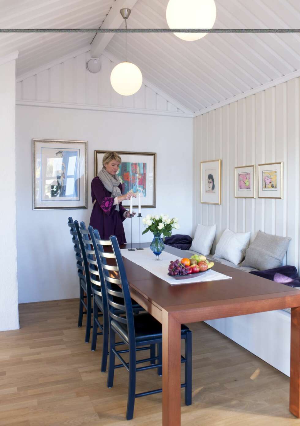 Ta plass. Families nye, selvtegnete slagbenk matcher rommet malt Jotuns "Chi", som takene. "Skandinavisk hvit" på veggene. Ta plass. Families nye, selvtegnete slagbenk matcher rommet malt Jotuns "Chi", som takene. "Skandinavisk hvit" på veggene.