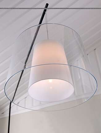 Lystig latiner. Stålampen "Lambada 001" kr 12690 fra Exo Møbelstudio. Lystig latiner. Stålampen "Lambada 001" kr 12690 fra Exo Møbelstudio.