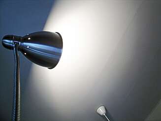 SPARKLE JEVNT: Når du har sparklet ferdig så test med en lampe som lyser langs veggen. Da ser du ujevnheter. SPARKLE JEVNT: Når du har sparklet ferdig så test med en lampe som lyser langs veggen. Da ser du ujevnheter.