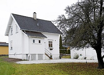FJELDBORG: Hvitmalt idyll i Sandefjord. Til huset Fjeldborg hører også det gamle hønsehuset som synes til høyre bak treet, og en garasje. FJELDBORG: Hvitmalt idyll i Sandefjord. Til huset Fjeldborg hører også det gamle hønsehuset som synes til høyre bak treet, og en garasje.