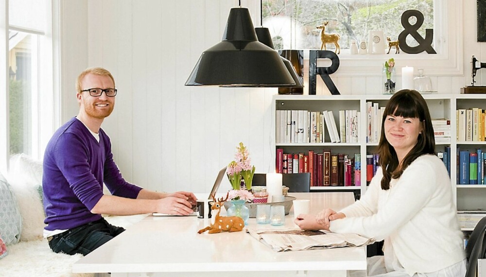 SNEKRET OG MALT: Furubordet i kosekroken er fra Ikea. Ingrid har malt det selv, og det fungerer også som spisebord. Benken har Vidar snekret. Ingrid sitter på en Eames-stol, og lampen i taket er kjøpt på lauritz.com. SNEKRET OG MALT: Furubordet i kosekroken er fra Ikea. Ingrid har malt det selv, og det fungerer også som spisebord. Benken har Vidar snekret. Ingrid sitter på en Eames-stol, og lampen i taket er kjøpt på lauritz.com.
